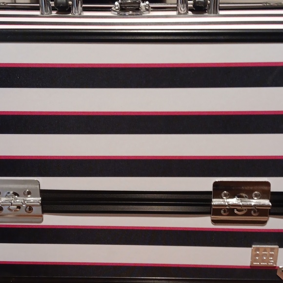 Caboodles hair and makeup hard case key does not work.🙄☹️ - Picture 2 of 5